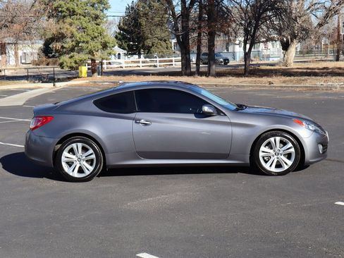 Used 2010 Hyundai Genesis 3.8 image 3