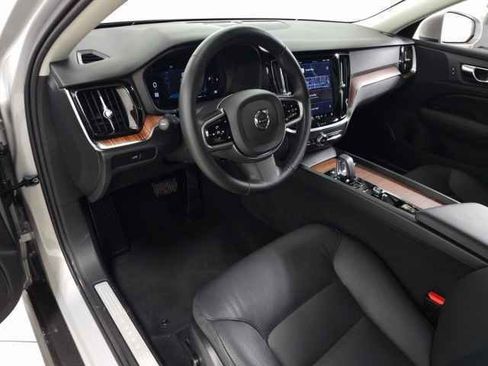 Used 2025 Volvo V60 B5 Cross Country Plus image 16