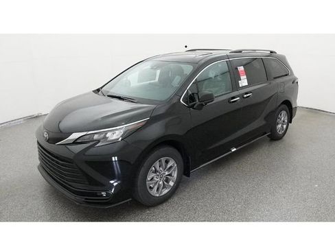 New 2026 Toyota Sienna XLE FWD image 1