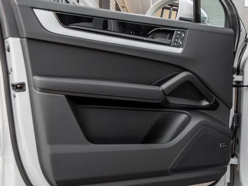 Certified 2025 Porsche Cayenne image 19