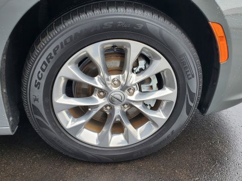 Used 2021 Chrysler Pacifica Touring-L image 8