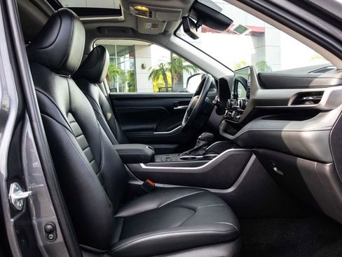 Used 2024 Toyota Highlander XLE image 25