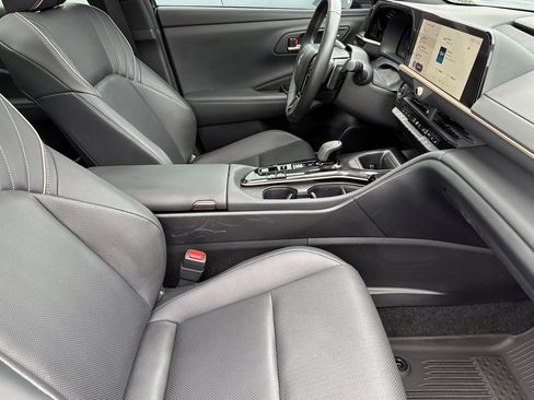 Used 2025 Toyota Crown Signia Limited image 16