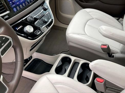 Used 2017 Chrysler Pacifica Touring w/ Tire & Wheel Group image 17