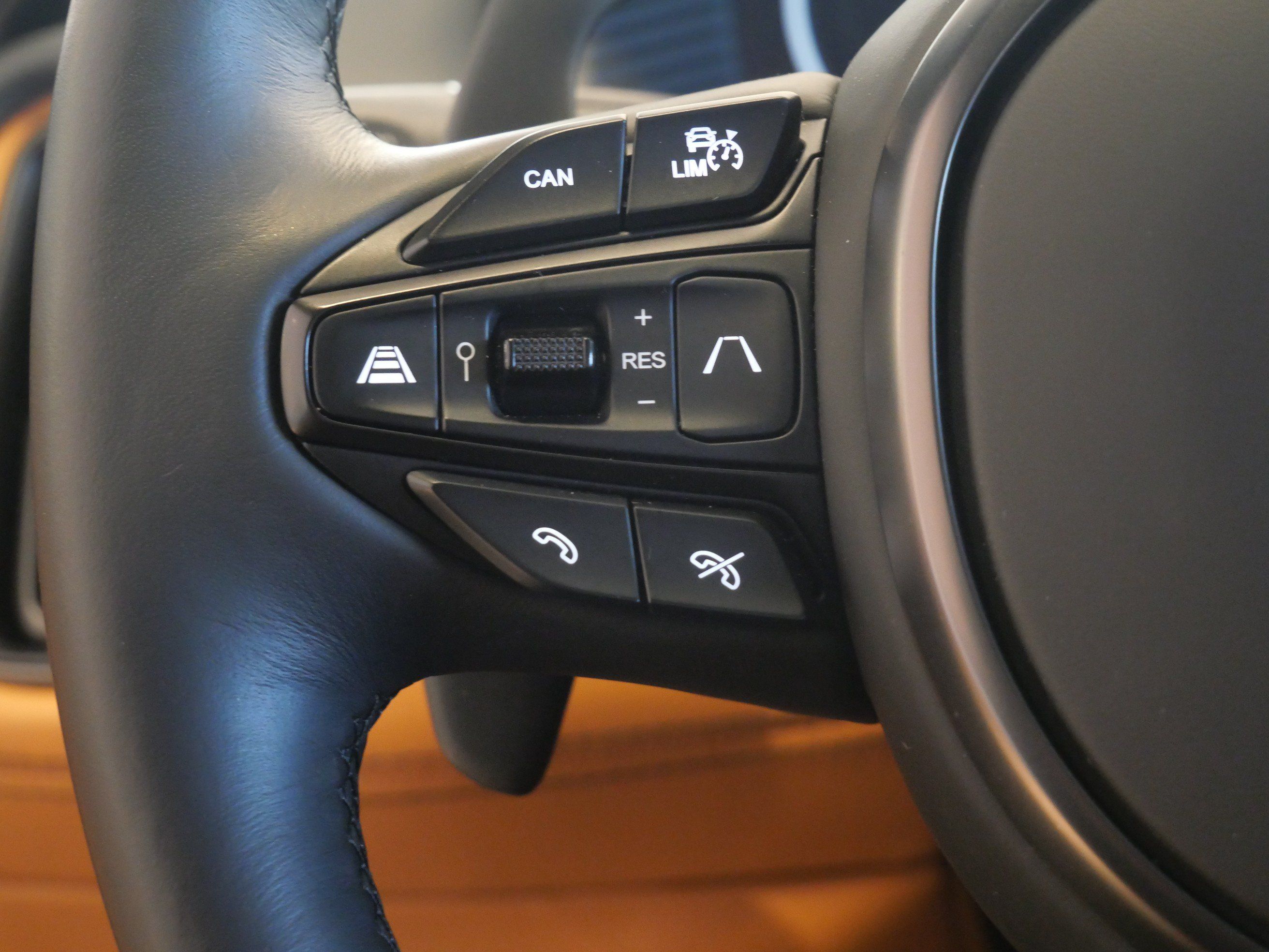 Used 2023 Aston Martin DBX AWD/4WD image 39