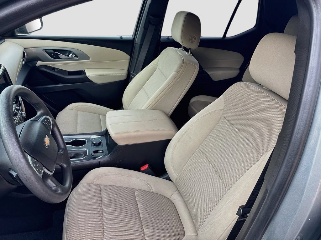 Used 2023 Chevrolet Traverse LS FWD image 18