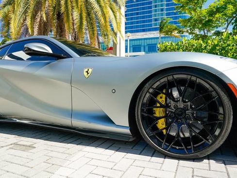 Used 2018 Ferrari 812 Superfast RWD image 33