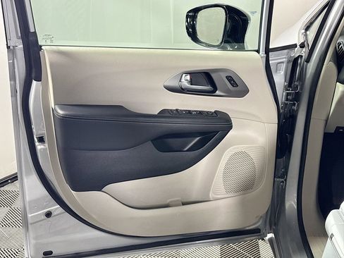 Used 2024 Chrysler Pacifica Touring-L image 10