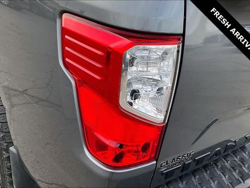 Used 2018 Nissan Titan SV w/ SV Convenience Package image 22
