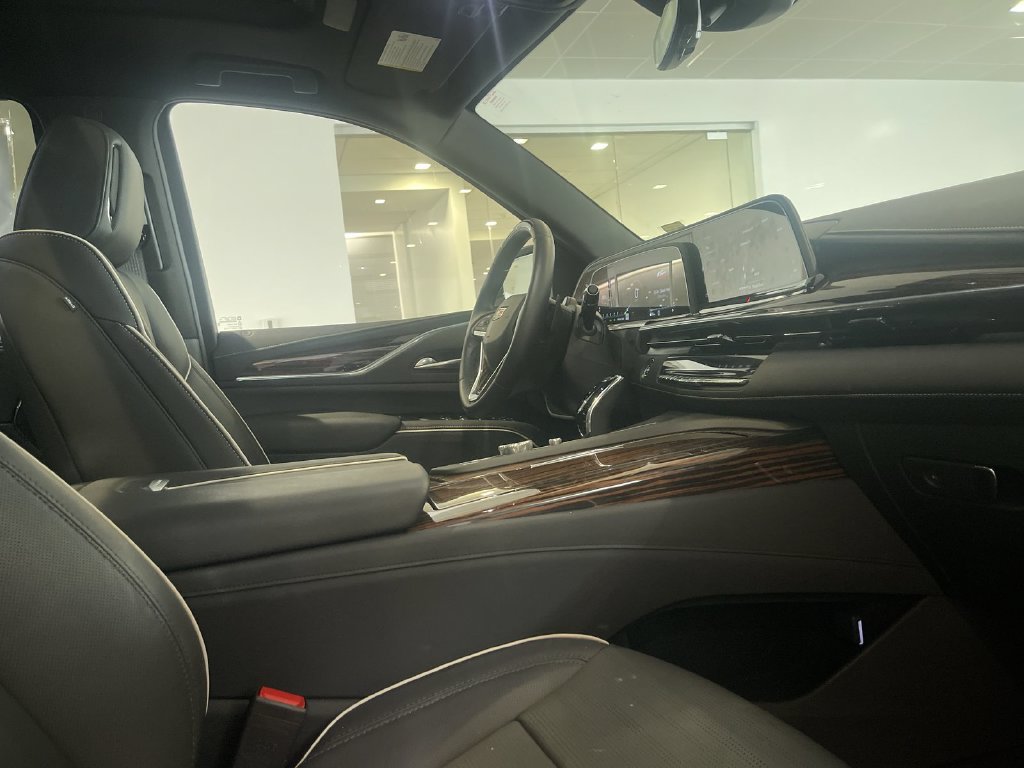 Used 2024 Cadillac Escalade Premium Luxury AWD/4WD image 32