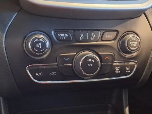 Used 2017 Jeep Cherokee Trailhawk w/ Cold Weather Group AWD/4WD image 21