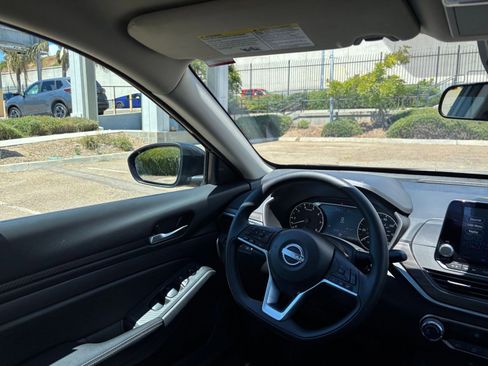 Used 2025 Nissan Altima 2.5 SV FWD image 34