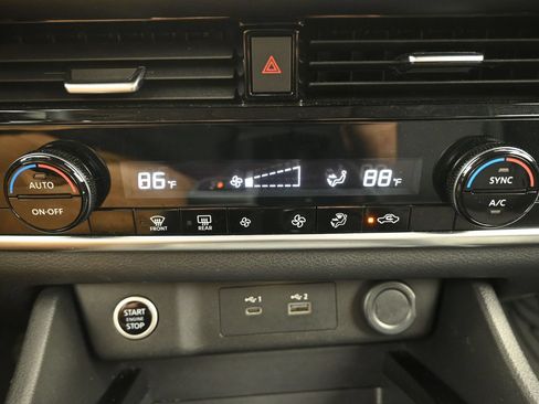 Used 2022 Nissan Rogue SV AWD/4WD image 17