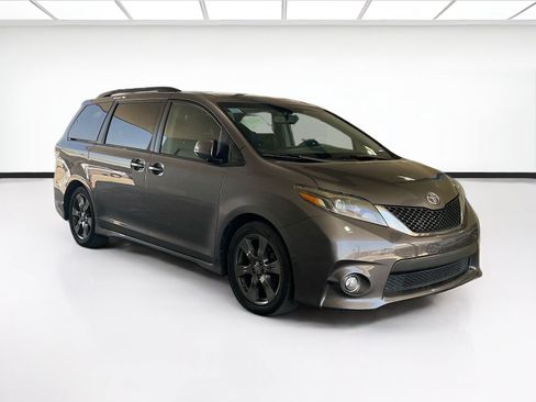Used 2017 Toyota Sienna SE Premium FWD image 3