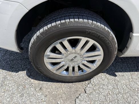 Used 2012 Lincoln Navigator 4WD image 11