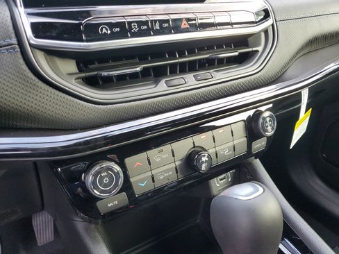 New 2026 Jeep Compass Latitude AWD/4WD image 18