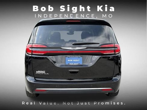 Used 2024 Chrysler Pacifica Touring-L FWD image 10