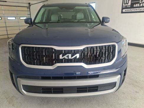 Used 2023 Kia Telluride EX w/ EX Captain's Chair Package FWD image 2