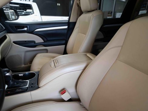 Used 2018 Toyota Highlander XLE AWD/4WD image 10
