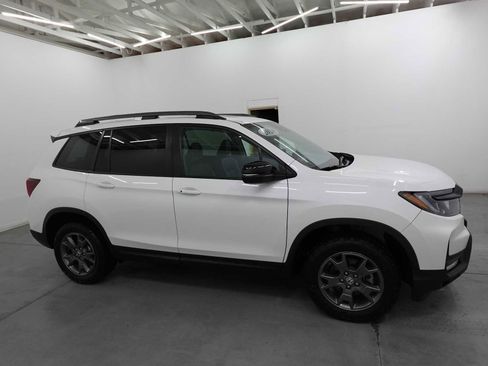 Used 2024 Honda Passport TrailSport image 4