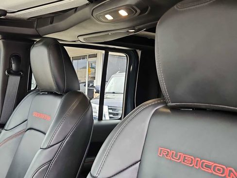 Used 2025 Jeep Gladiator Rubicon w/ Convenience Group AWD/4WD image 18
