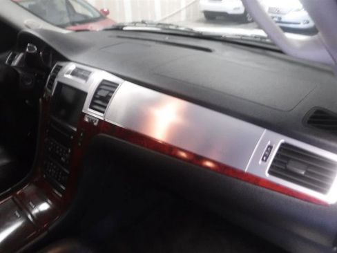 Used 2011 Cadillac Escalade Luxury AWD/4WD image 32