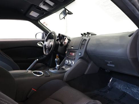 Used 2017 Nissan 370Z Coupe RWD image 19