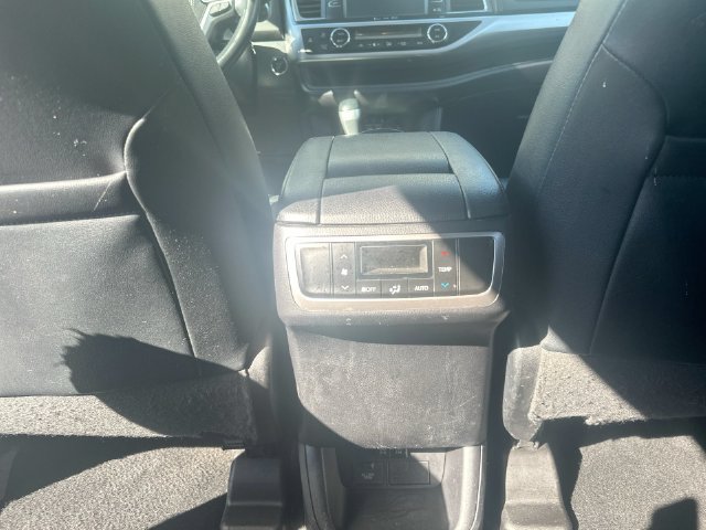 Used 2019 Toyota Highlander XLE AWD/4WD image 23