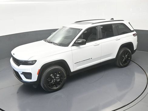 Used 2025 Jeep Grand Cherokee Altitude RWD image 39