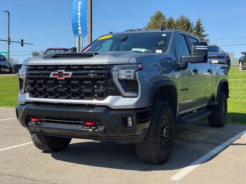 Used 2024 Chevrolet Silverado 2500 ZR2 w/ Technology Package image 3
