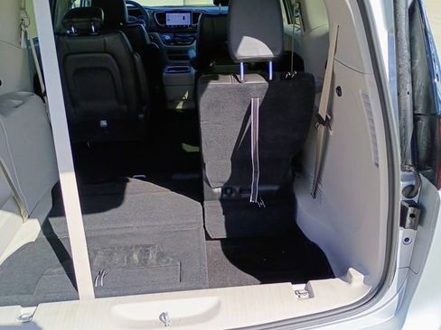 Used 2024 Chrysler Pacifica Touring-L image 23