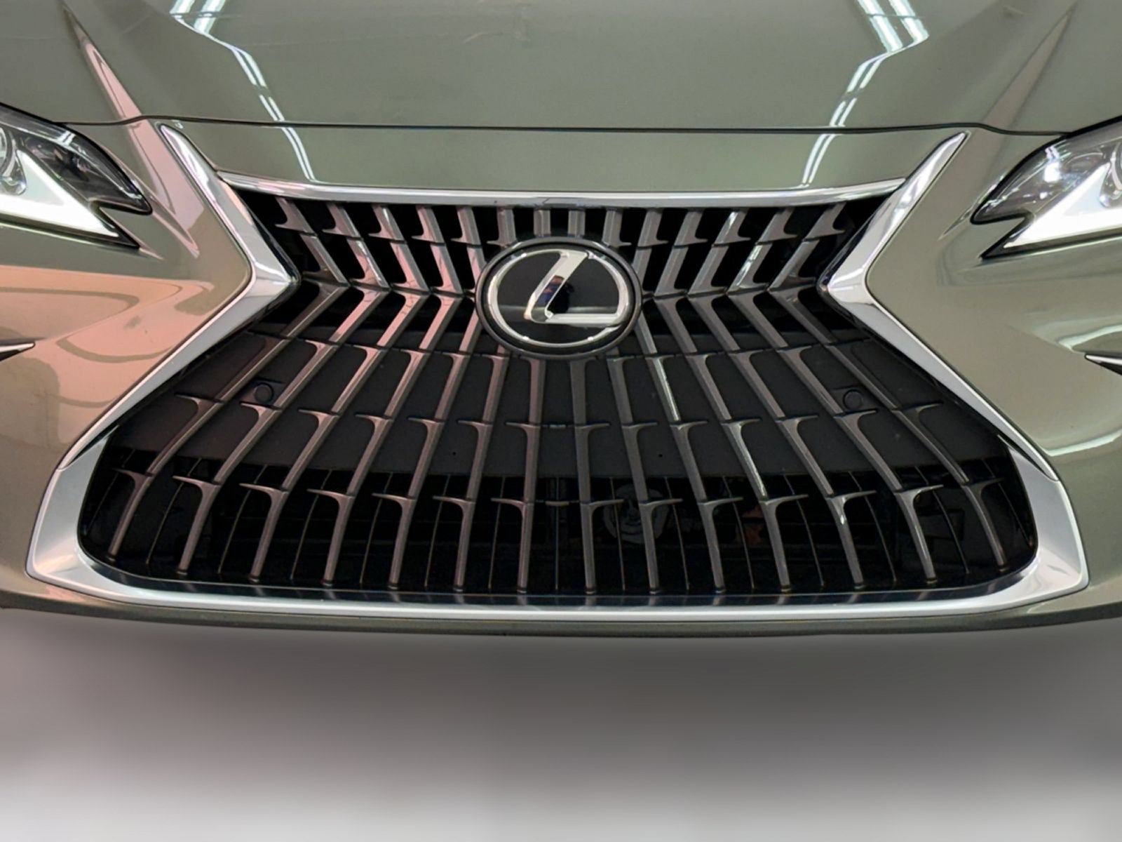 Used 2025 Lexus ES 300h w/ Premium Package FWD image 25