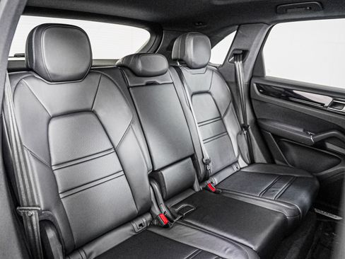 Certified 2023 Porsche Cayenne AWD/4WD image 6
