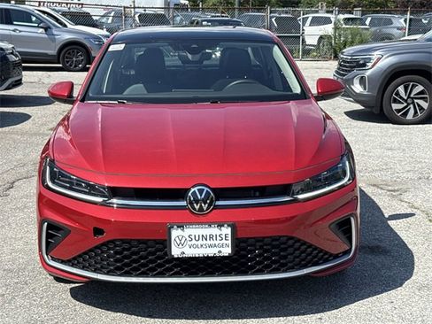 Used 2025 Volkswagen Jetta SE w/ Sunroof Package image 4