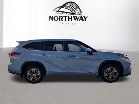 Certified 2023 Toyota Highlander Bronze Edition image 3