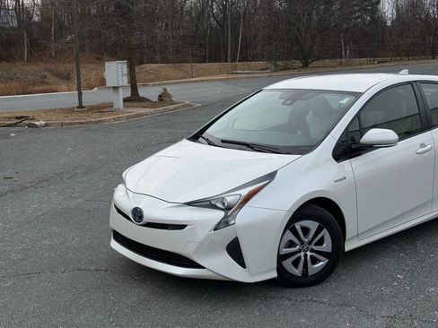Used 2018 Toyota Prius Two image 2