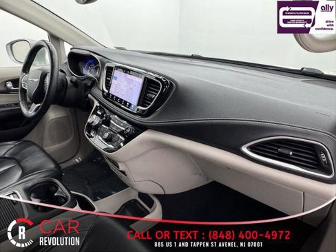 Used 2022 Chrysler Pacifica Touring-L image 61
