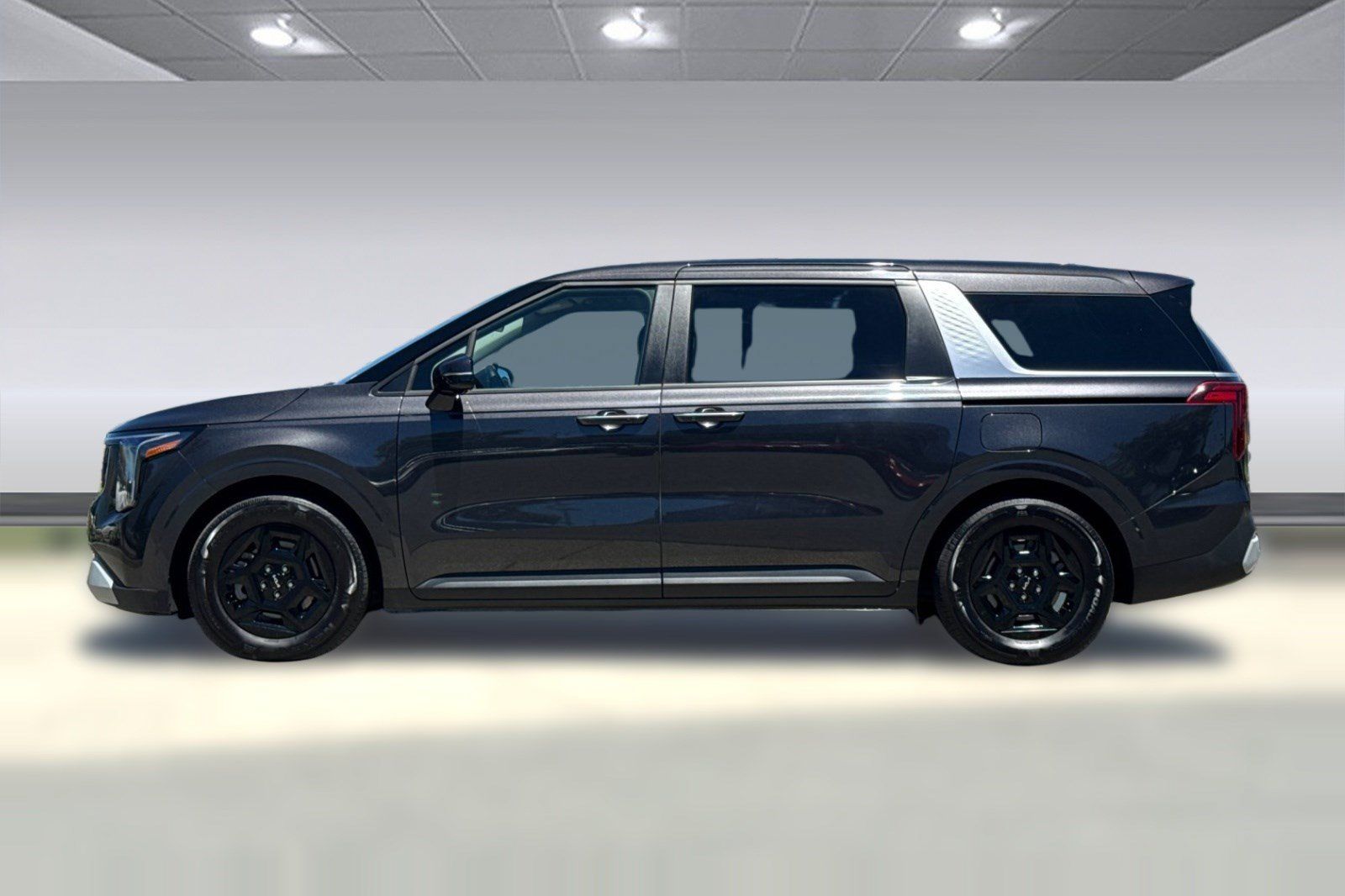 Used 2026 Kia Carnival FWD image 2
