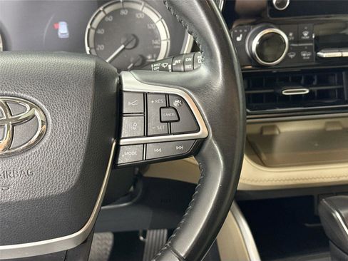 Certified 2023 Toyota Highlander XLE image 18