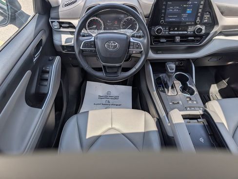 Used 2022 Toyota Highlander XLE FWD image 27