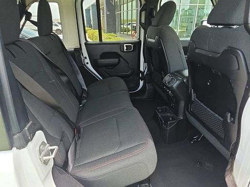 Used 2025 Jeep Wrangler Unlimited Rubicon AWD/4WD image 19