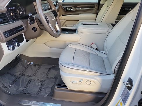 Used 2021 GMC Yukon Denali w/ Denali Premium Package image 12