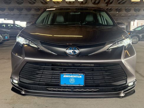 Used 2021 Toyota Sienna XLE image 4