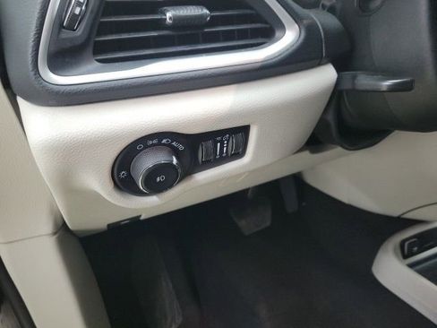 Used 2023 Chrysler Pacifica Touring-L image 21