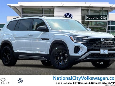 New 2025 Volkswagen Atlas Peak Edition SE image 1
