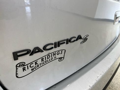 Used 2023 Chrysler Pacifica Limited w/ Uconnect Theater Family Group image 10