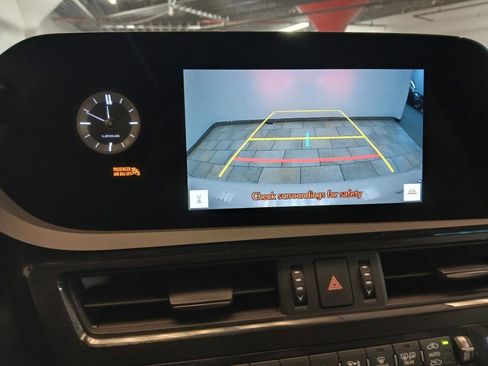 Used 2023 Lexus ES 250 w/ Premium Package image 13