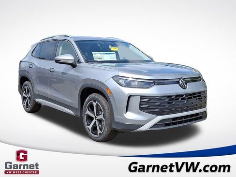 New 2025 Volkswagen Tiguan SE image 1