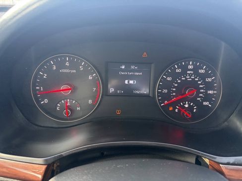 Used 2017 Kia Cadenza Premium w/ Luxury Package FWD image 15
