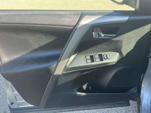 Used 2017 Toyota RAV4 XLE AWD/4WD image 9